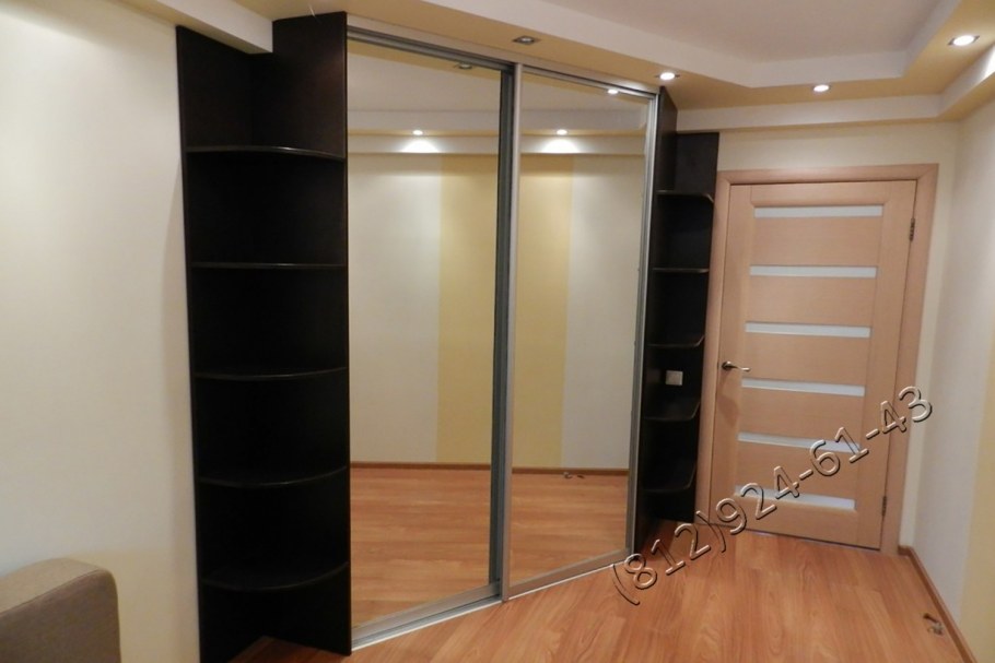 Гардеробная в коридоре угловая