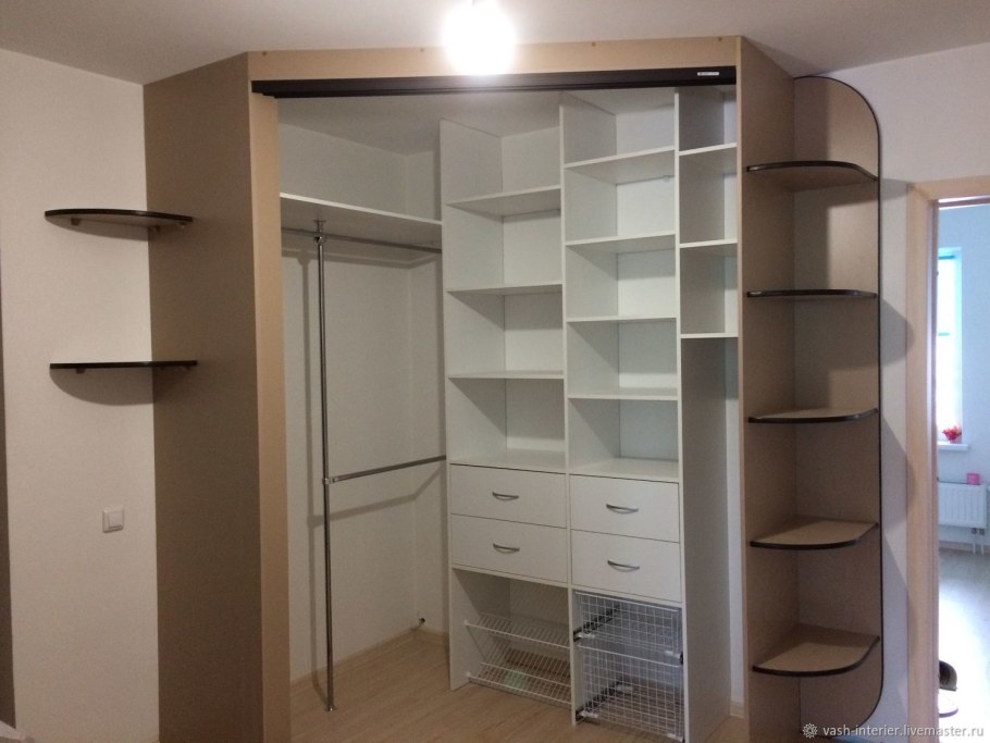 Угловой шкаф-купе с зеркальными дверями