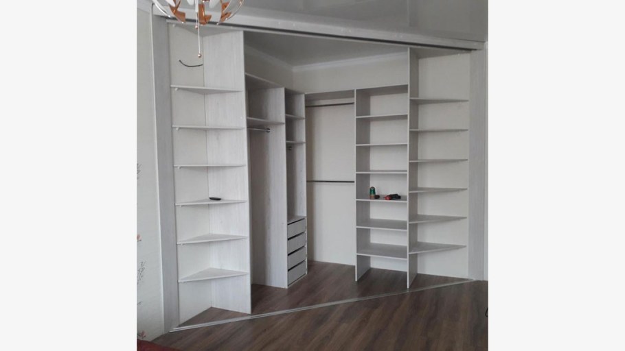 Треугольный шкаф купе