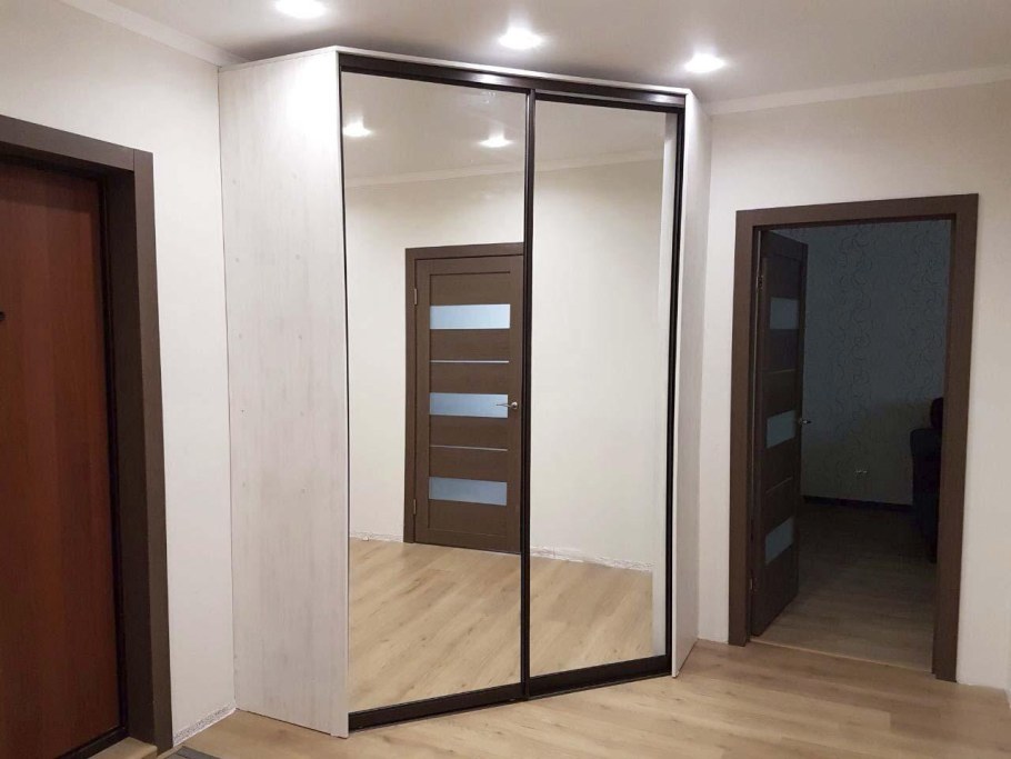 Встроенный шкаф-купе в серую комнату