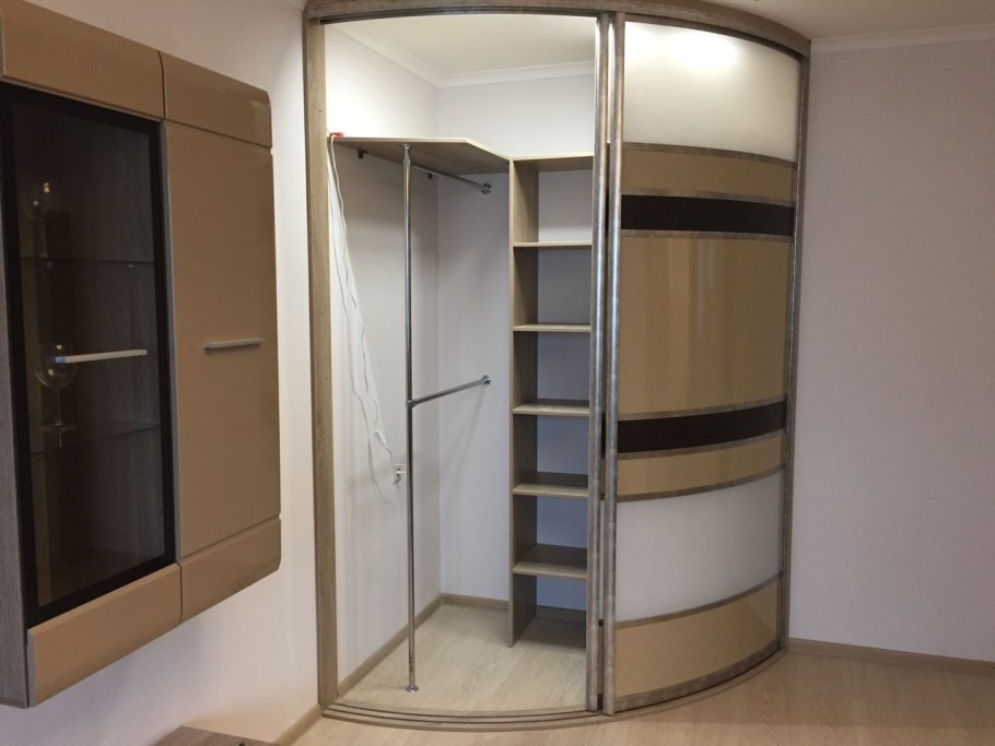 Гардеробная угловая встроенная