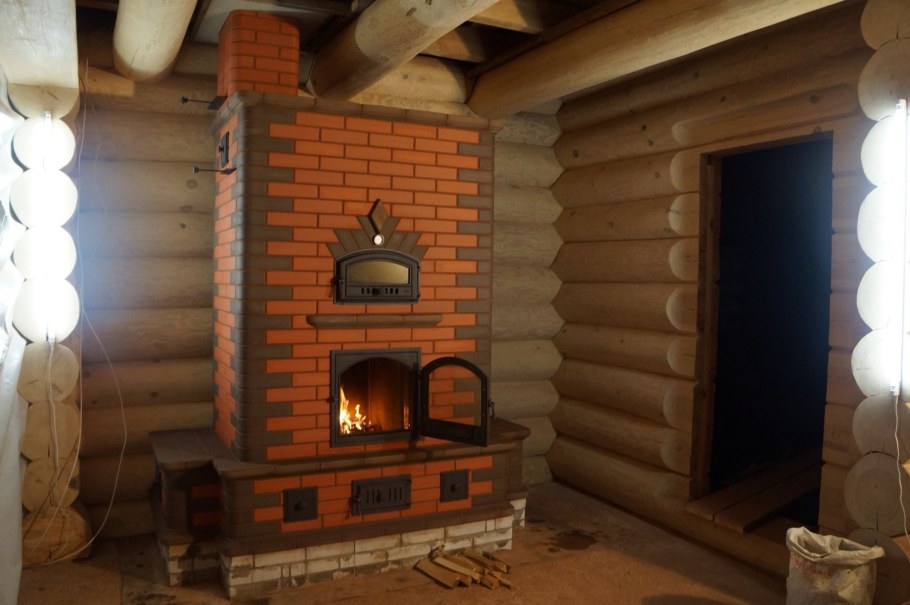 Летняя кухня с камином