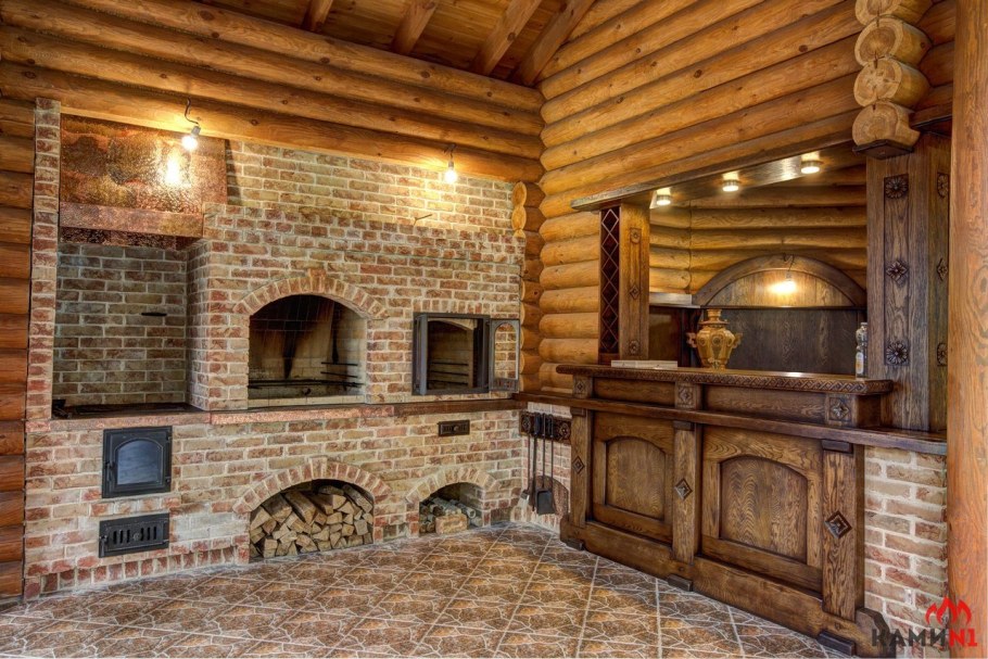 Кухня в деревенском доме с печкой