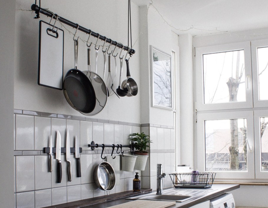 Куча кастрюль и сковородок