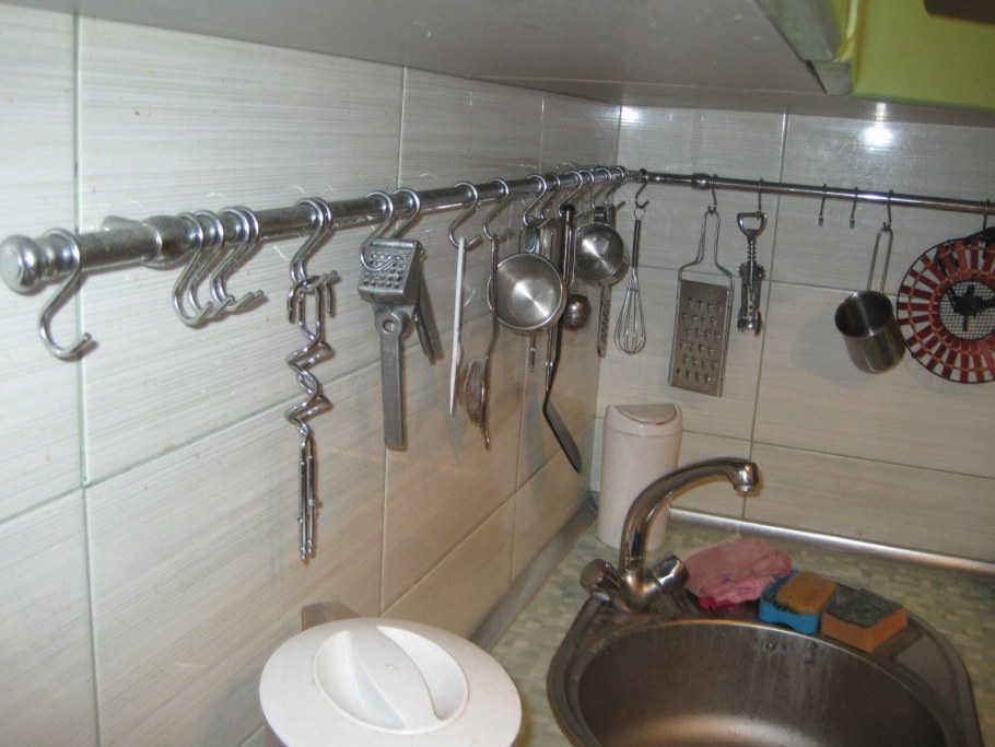 Труба для кухни с крючками