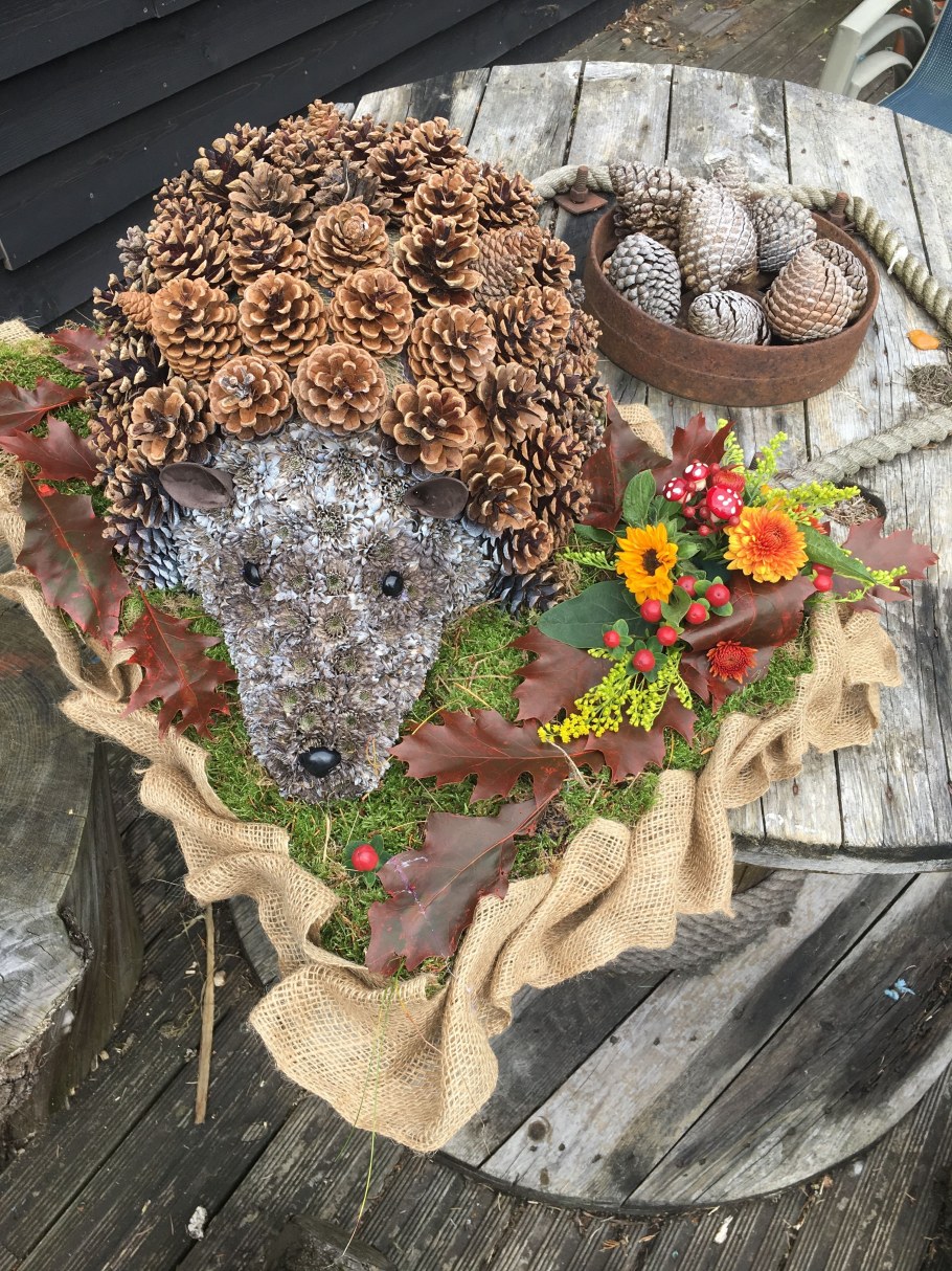 Декор из шишек для сада