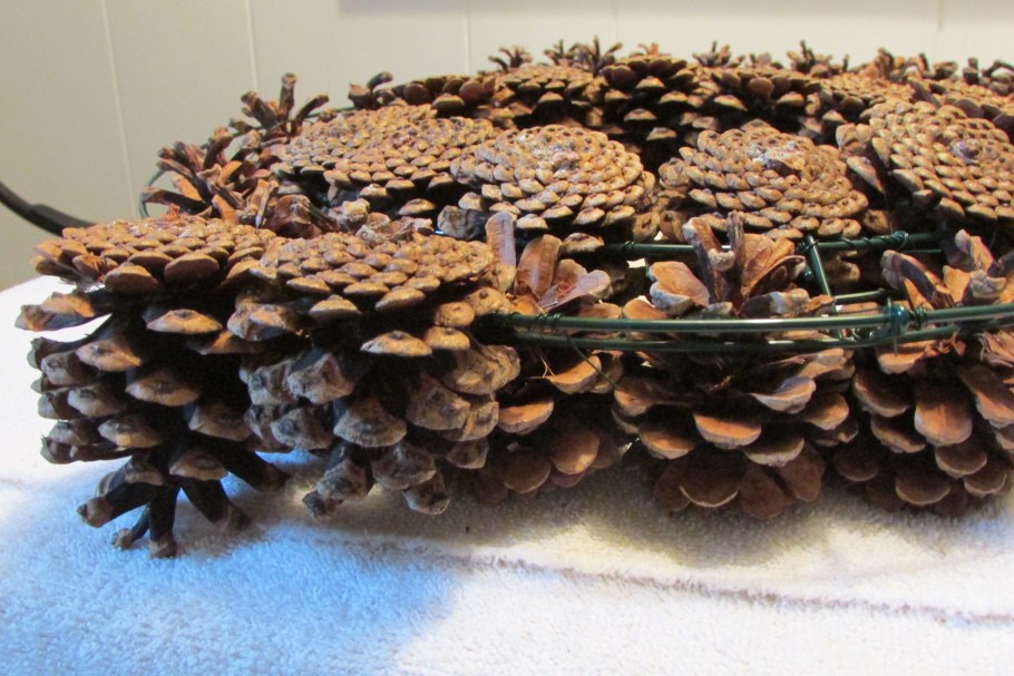 Декор из шишек для дома