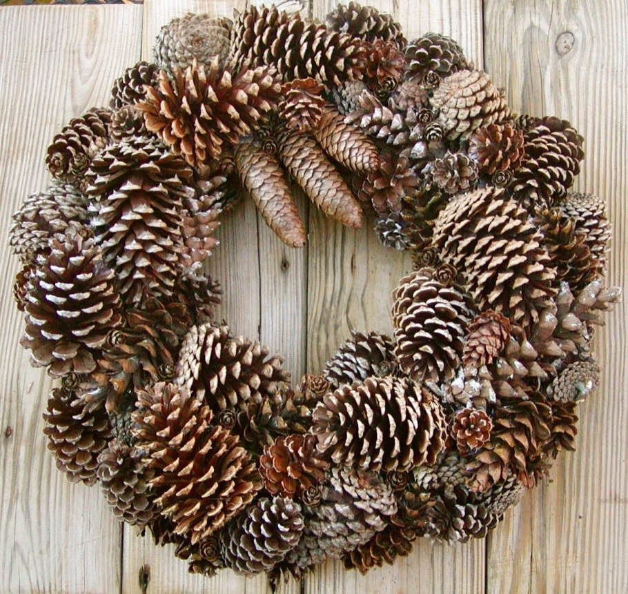 Декор из шишек для дома