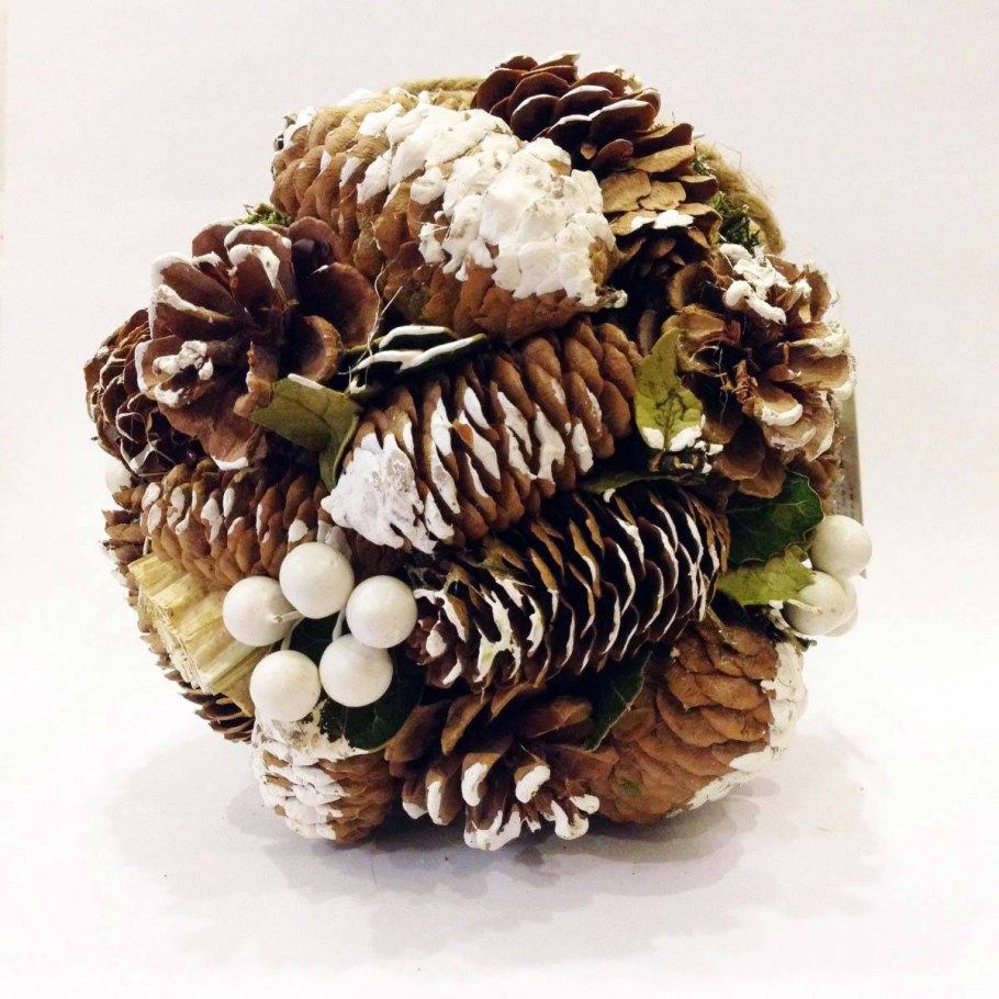 Декор из шишек для клумбы