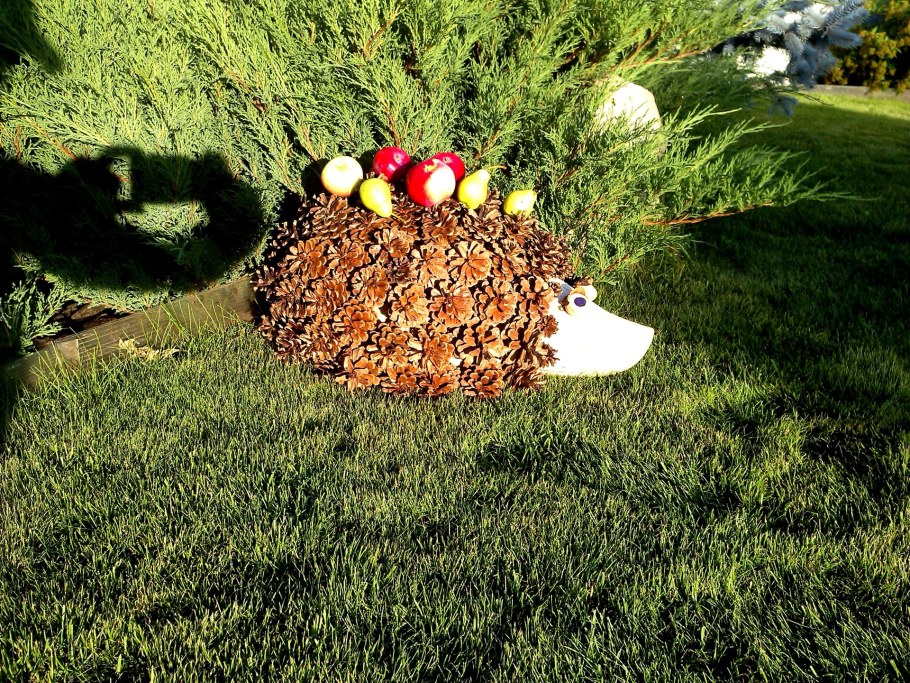 Декор шишками на даче