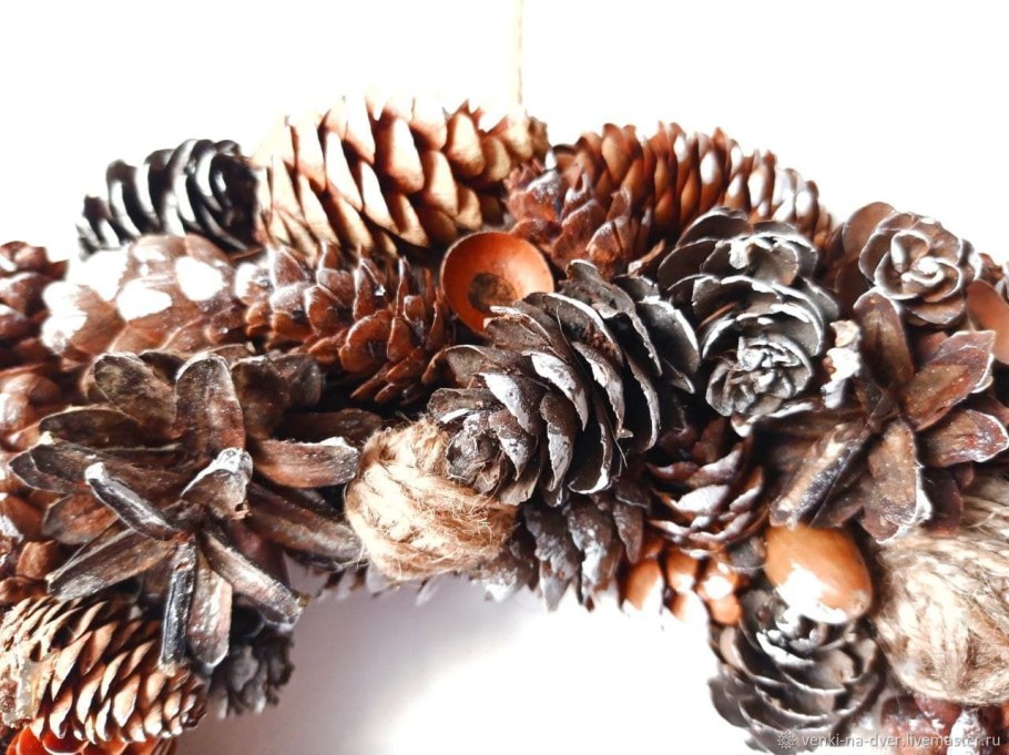 Декор клумбы шишками