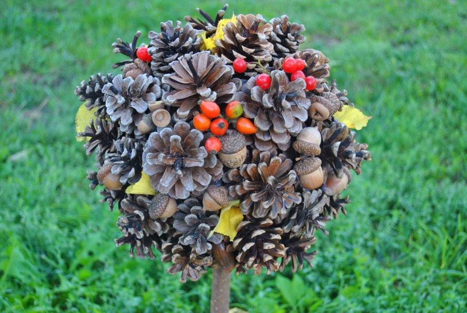Декорации из шишек