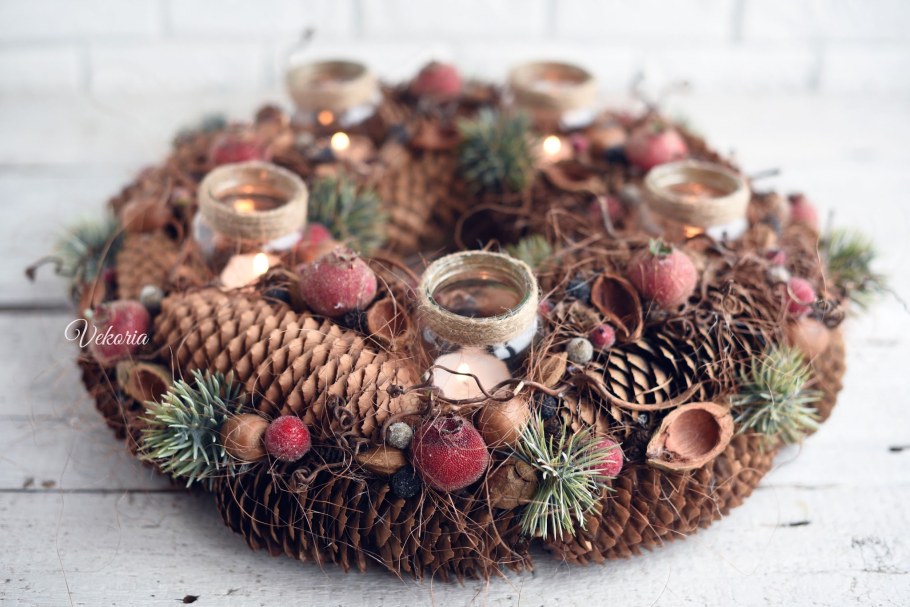 Корзинка из сосновых шишек