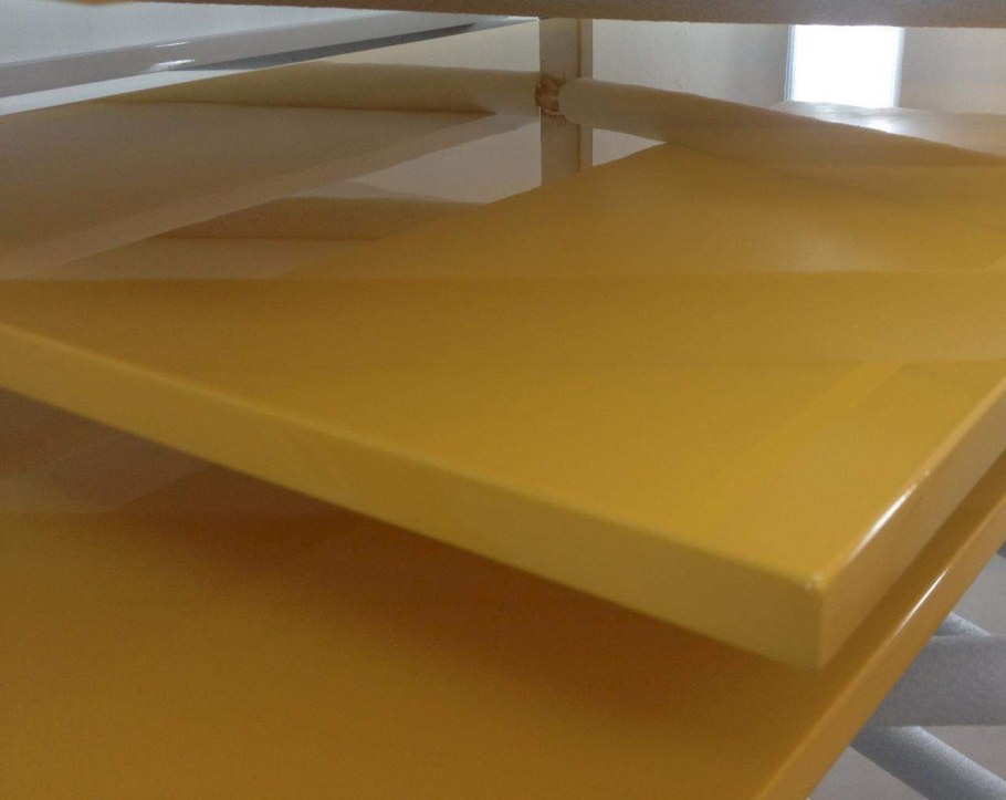 Глянцевое покрытие мебели