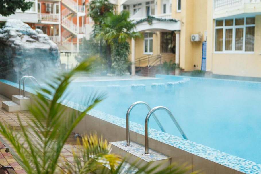 Кипарис Адлер бассейн