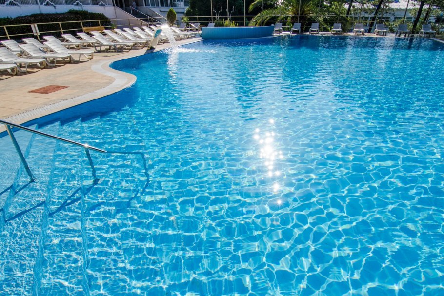 Бассейн на улице с подогревом отель