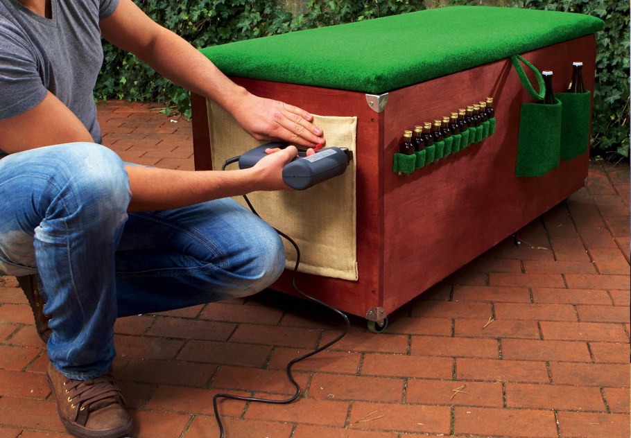 Старый холодильник на даче