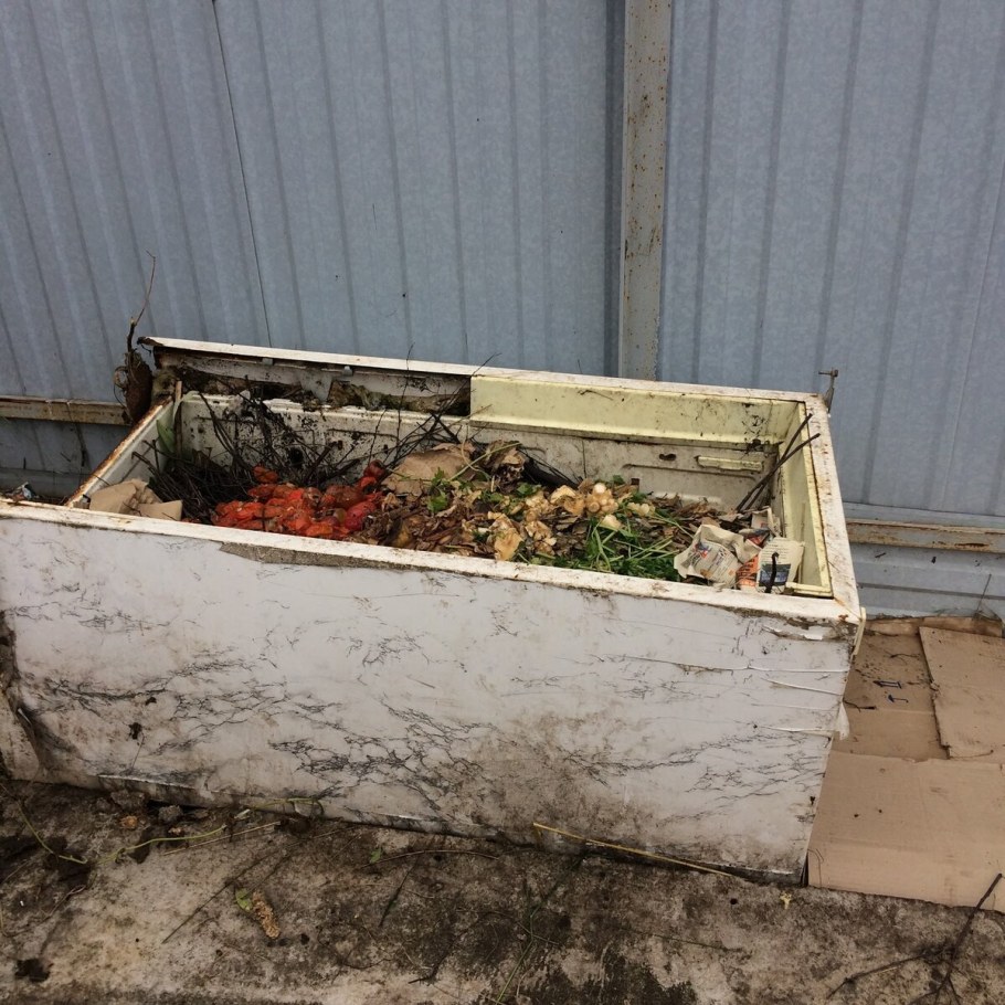 Клумба из старого холодильника