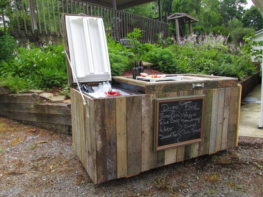 Старый холодильник на даче
