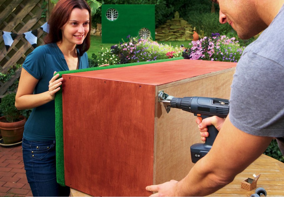 Клумба из старого холодильника