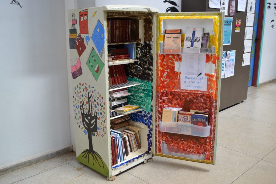 Шкафчик из старого холодильника