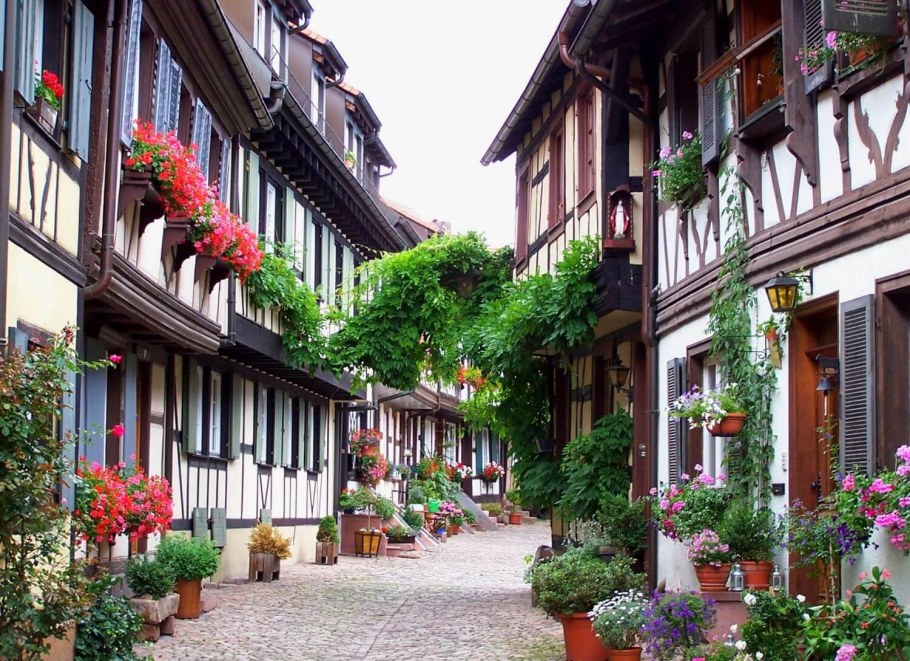 Старые улочки в цветах