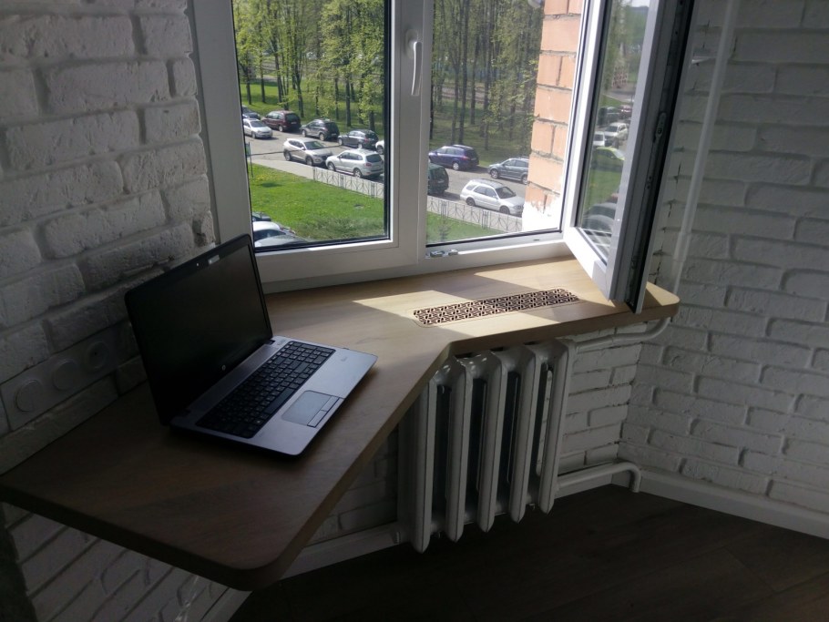 Стол у окна