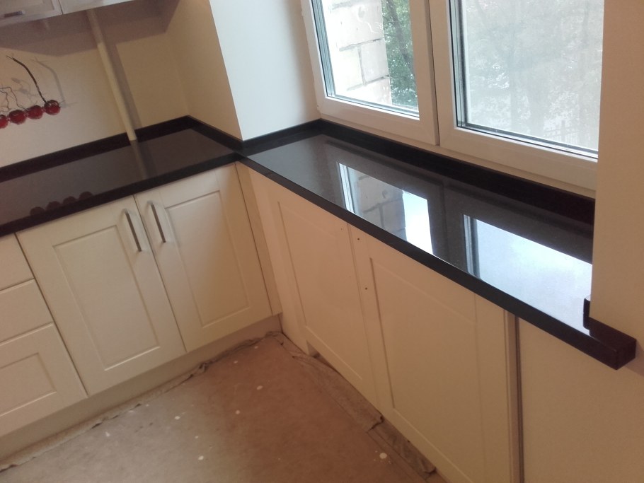 Подоконник-столешница в комнате