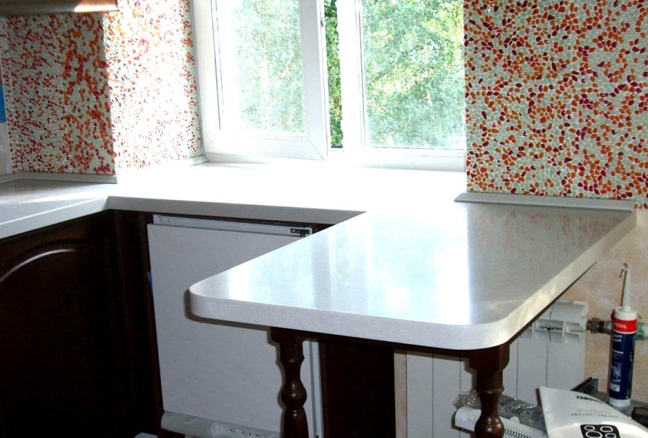 Письменный стол под окном