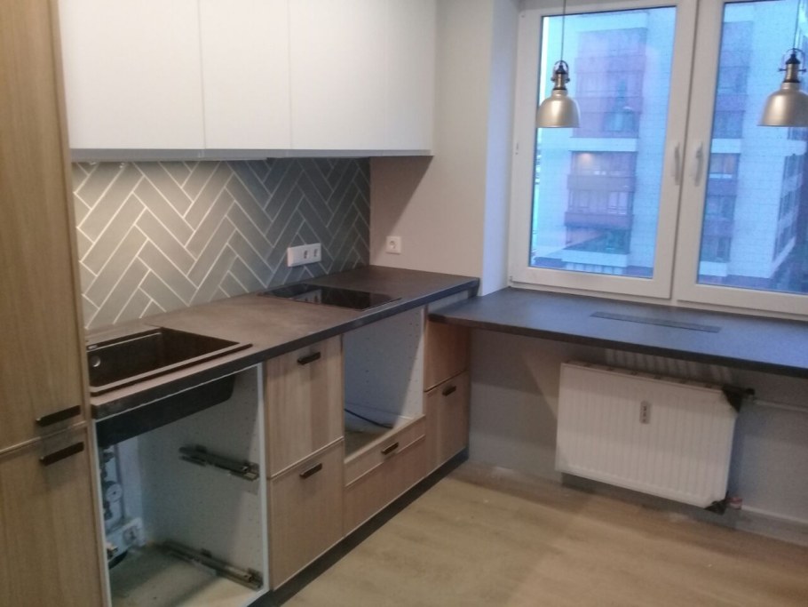 Кухонный гарнитур со столом у окна