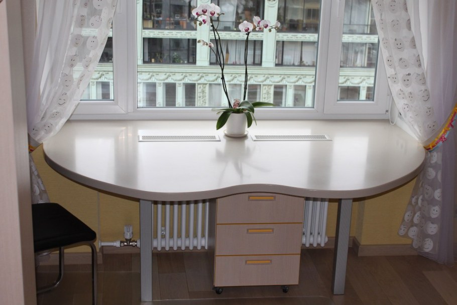 Стол-подоконник в детской