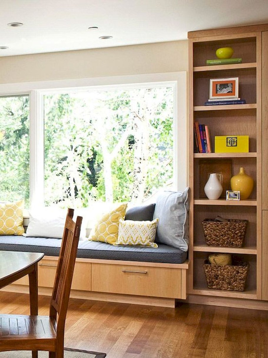 Подоконник диван в гостиной