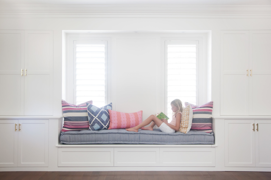 Сидение у окна с местом для хранения