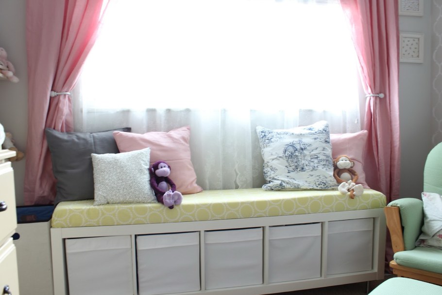 Диванчик у окна в детской