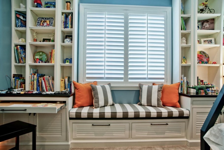 Стеллажи у окна в детской