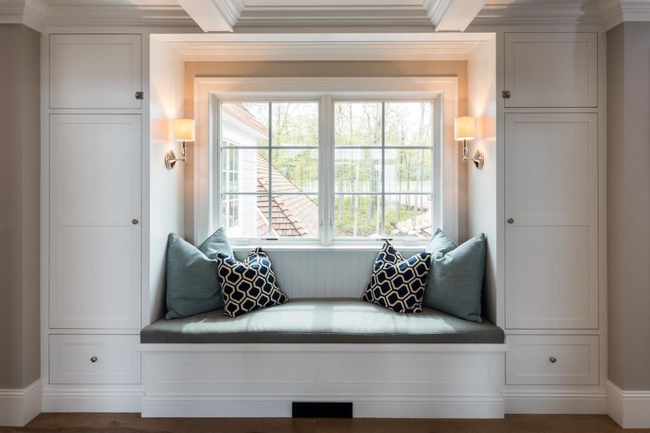 Диванчик у окна встроенный