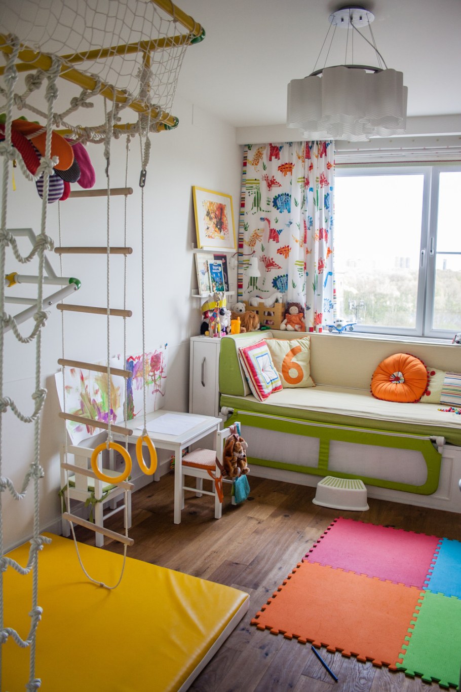 Диван у окна в детской