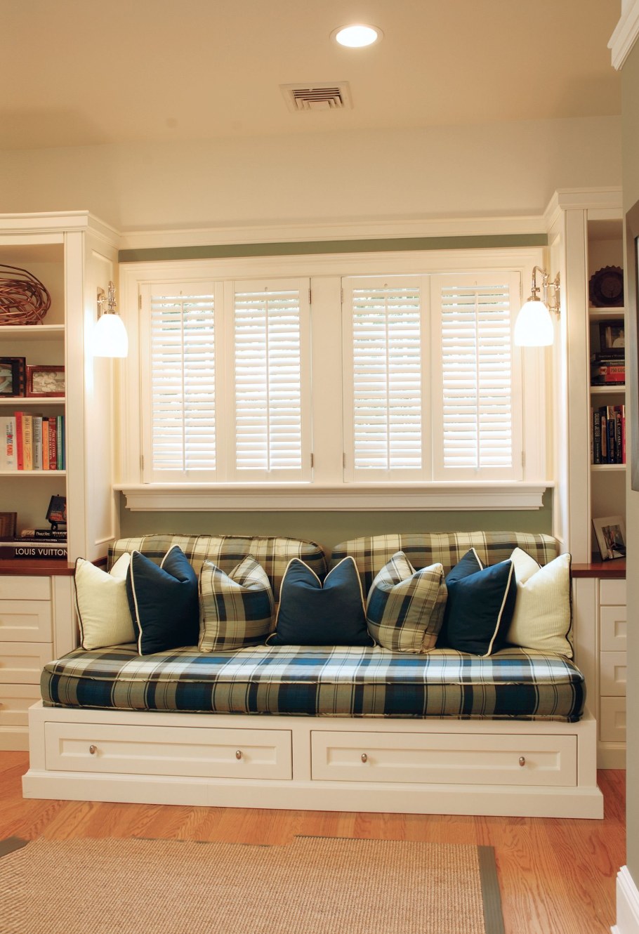 Диван в оконном проеме