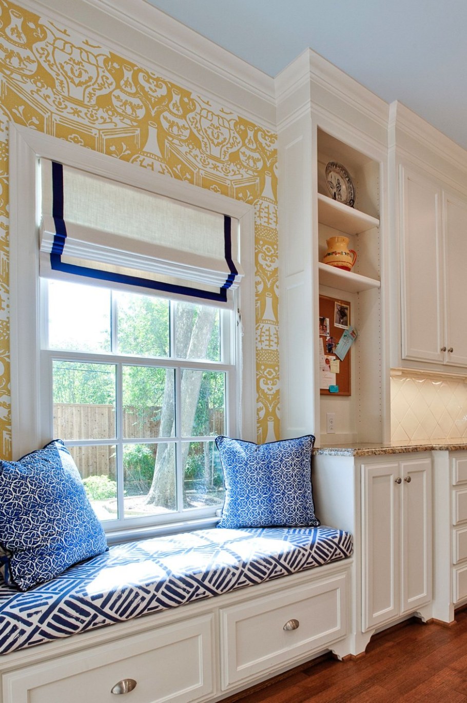 Подоконник диван на кухне