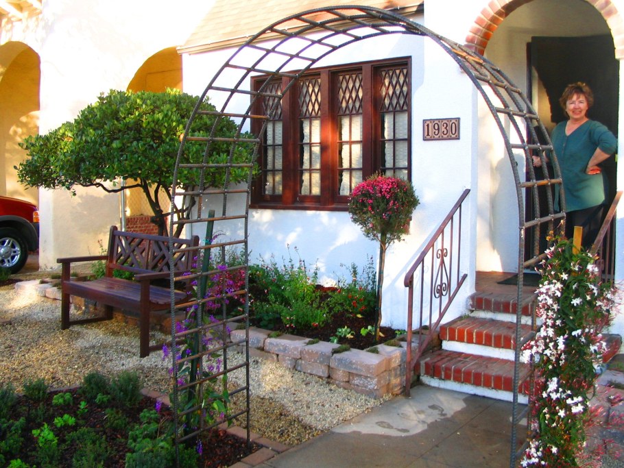 Арка увитая девичьим виноградом