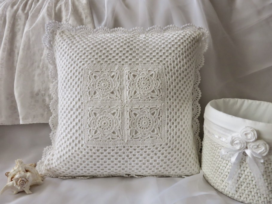Подушка спицами