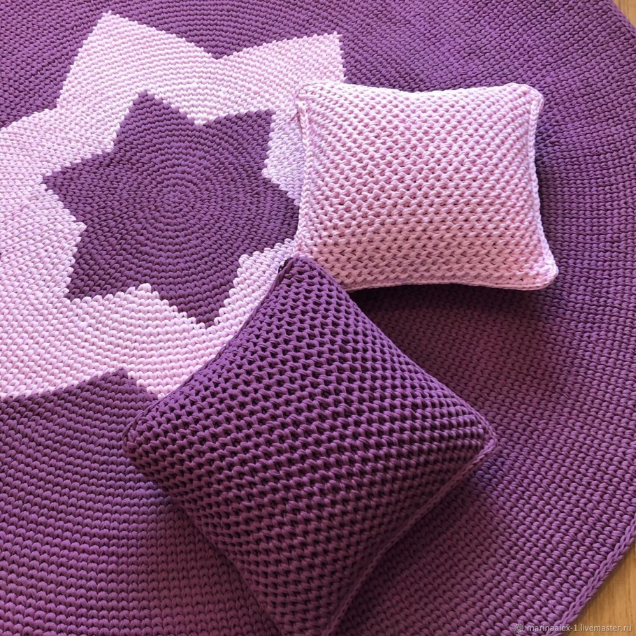 Диванная подушка спицами