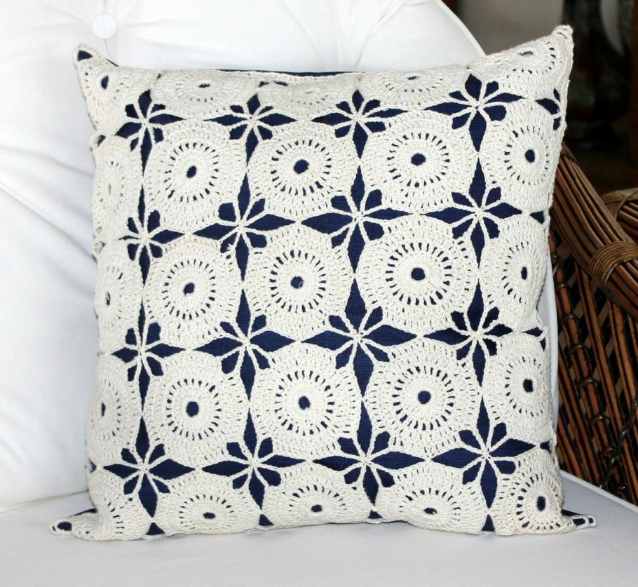 Вязаные детские подушки спицами