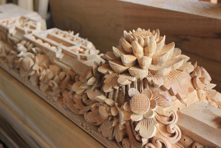 Полуобъемная резьба по дереву