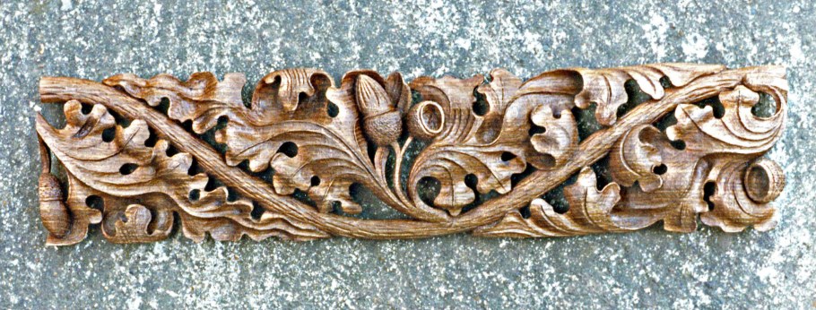 Плоскорельефная резьба по дереву дубовые листья