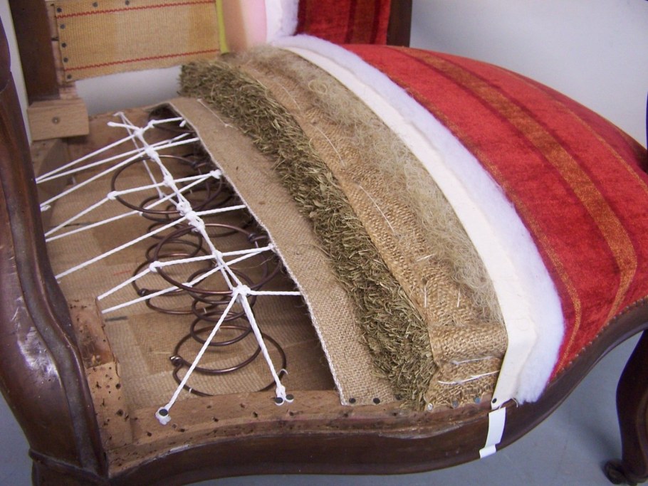 Старое мягкое кресло