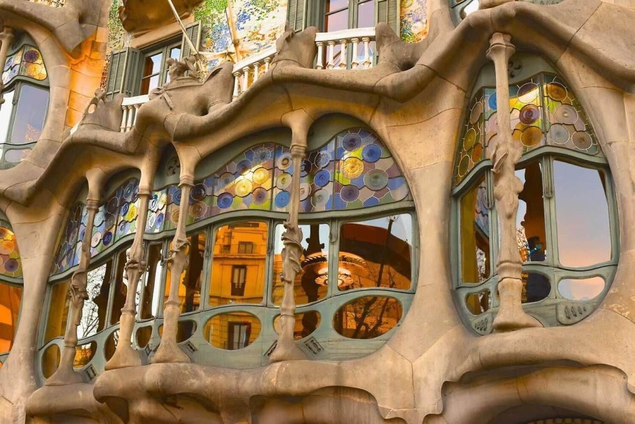 Антонио Гауди дом Бальо стиль