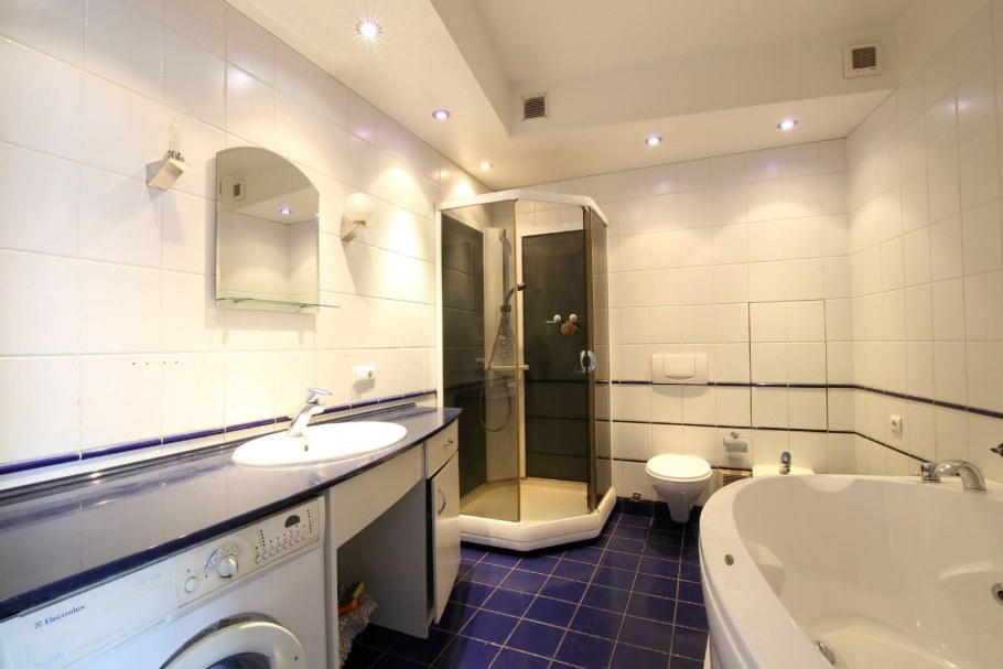 Ванная комната с душем в светлых тонах