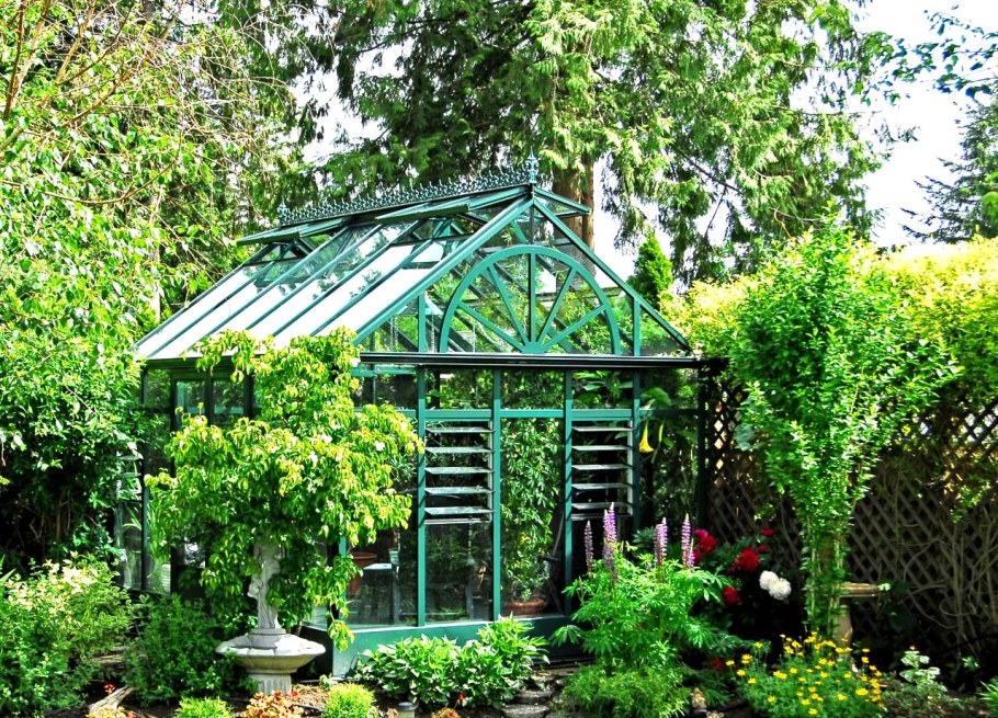 Теплица в ландшафте