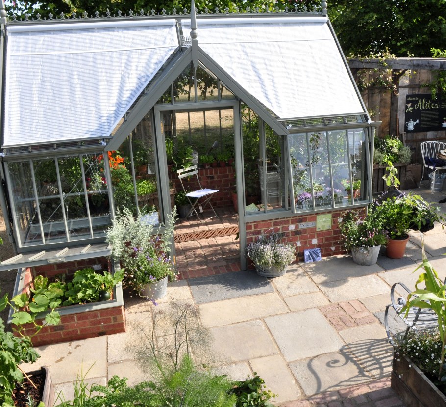 Теплица в огороде